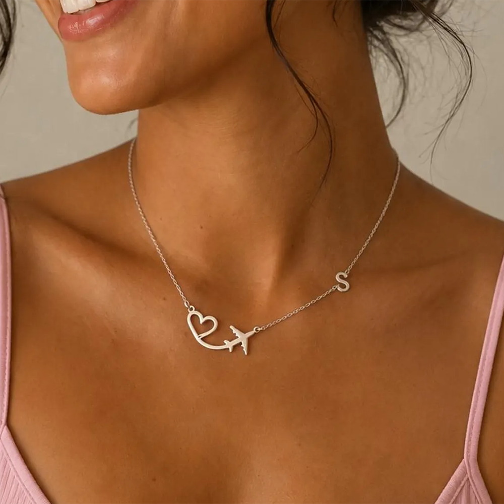 パーソナライズされたハート飛行機イニシャルペンダントネックレ - Engraved Name Necklace のレビューと価格