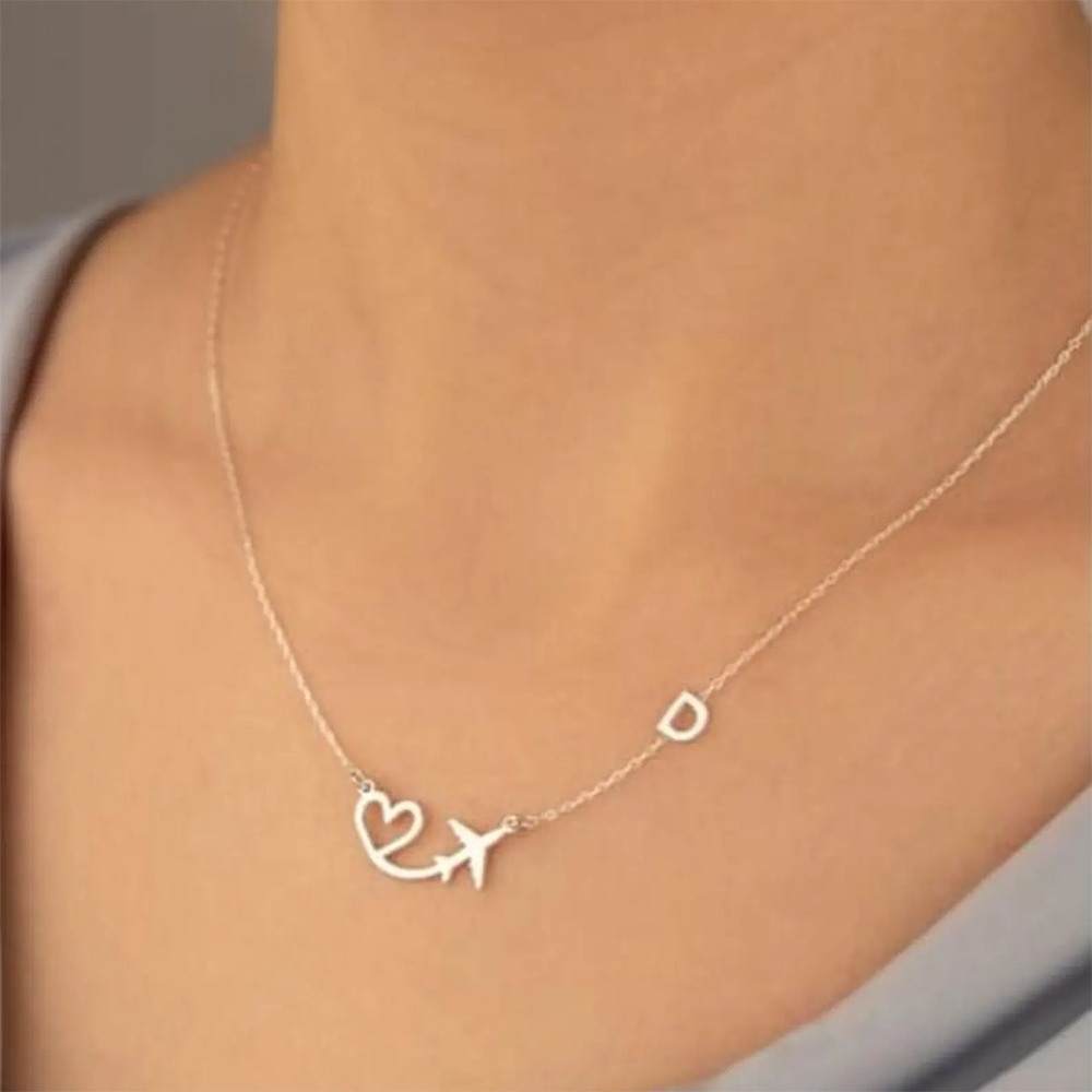 パーソナライズされたハート飛行機イニシャルペンダントネックレ - Engraved Name Necklace のレビューと価格